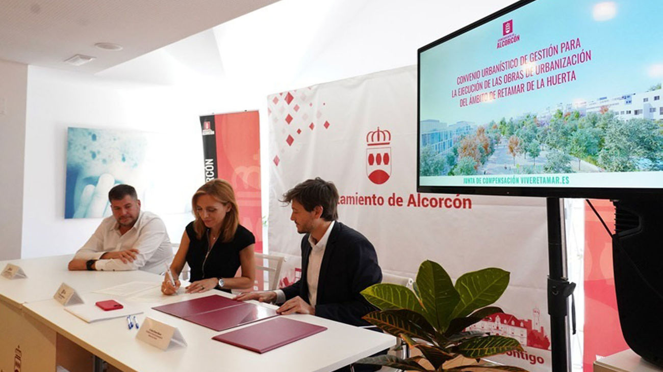 El Ayuntamiento de Alcorcón y la Junta de Compensación de Retamar de la Huerta han rubricado este lunes un convenio urbanístico