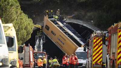 Cuatro heridos graves  al volcar un autocar de trabajadores de Inditex a la entrada de un túnel en Pineda (Barcelona)
