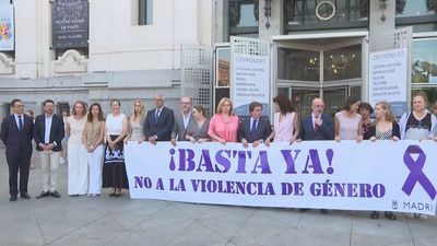 Minuto de silencio en el Ayuntamiento de Madrid por el asesinato de la mujer de Carabanchel
