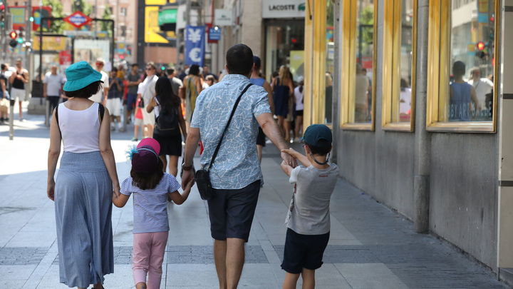 Familia paseando en verano por Madrid