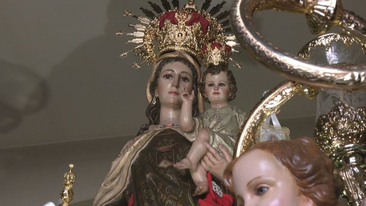 Ofrenda de rosas blancas a la Virgen del Carmen en Villaverde