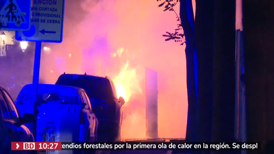 Varios contenedores y vehículos arden en Embajadores, la Policía busca a un pirómano