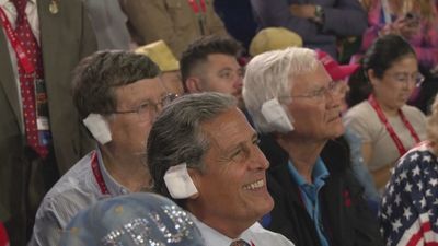 Los seguidores de Trump aparecen con las orejas vendadas como muestra de apoyo durante una convención en Arizona