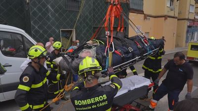 Bomberos rescatan de su casa en Cádiz a un hombre con obesidad mórbida de 300 kilos
