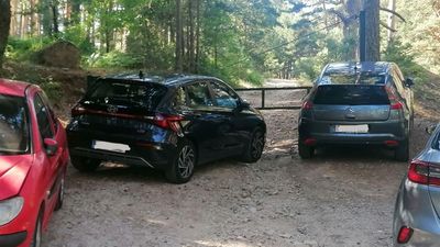 Los agentes forestales llaman a la responsabilidad por los coches mal aparcados en la sierra