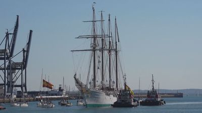 El Juan Sebastián de Elcano finaliza su crucero de instrucción número 96 en el puerto de Cádiz
