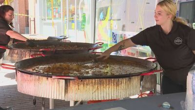 Cientos de vecinos disfrutan de la paella popular que pone fin a las fiestas de Villaverde