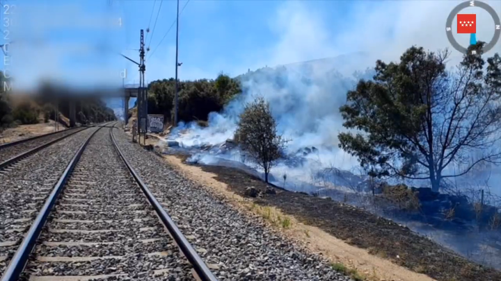 Un incendio obliga a suspender Cercanías entre Villalba y El Escorial