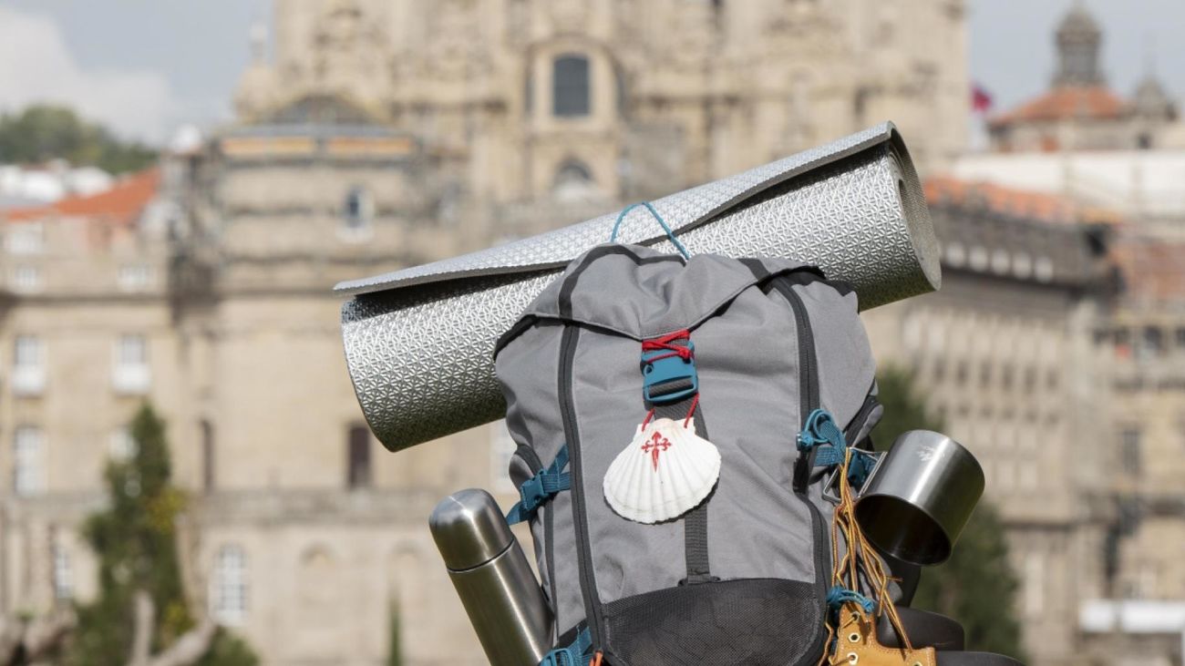 Un peregrino con su mochila camino de Santiago de Compostela