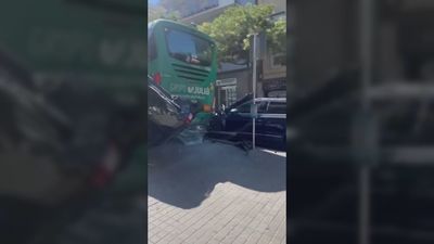 Un autobús y un coche se estrellan contra la parada de metro del Carmen de Barcelona