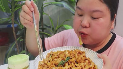 Una influencer china de 24 años fallece en directo por comer de forma excesiva