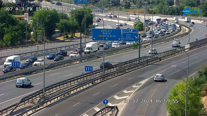 Tráfico lento en las salidas de Madrid al inicio del puente de Santiago