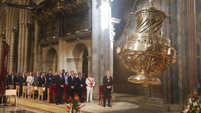 Feijóo participa en la tradicional Ofrenda al Apóstol en la Catedral de Santiago