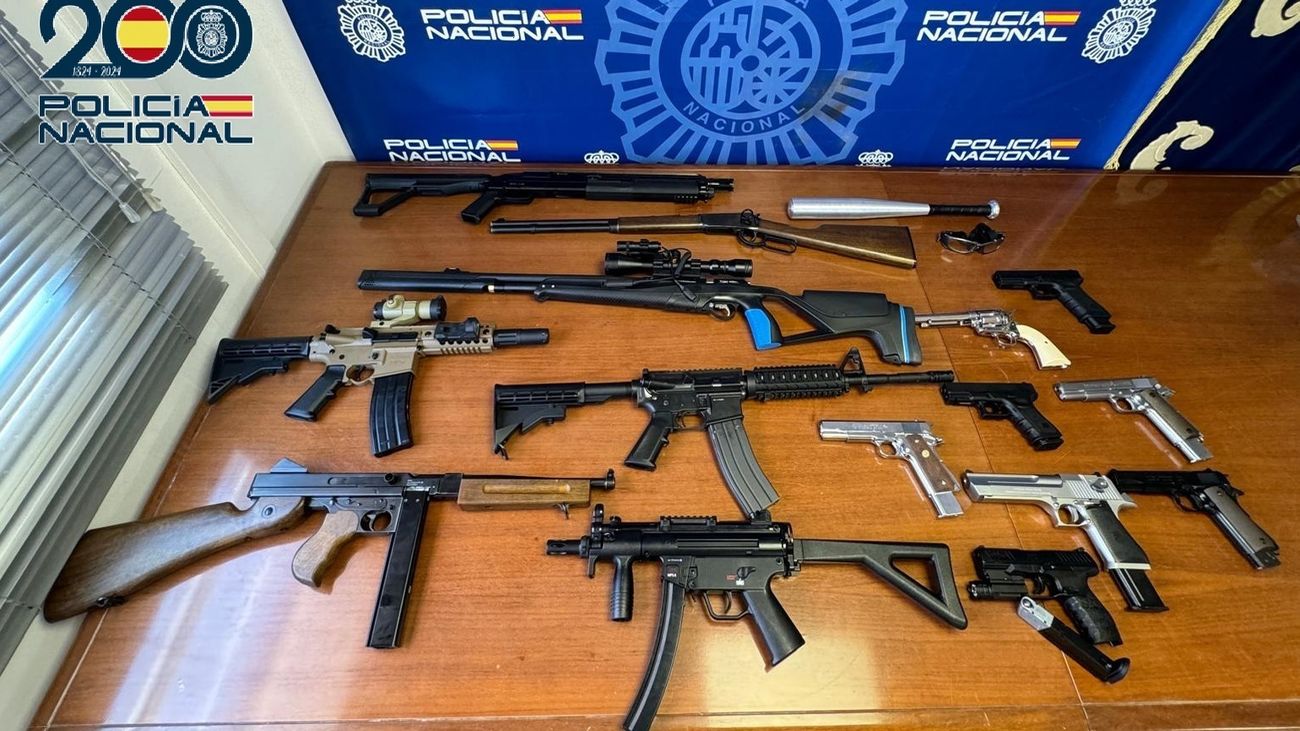 Armas incautadas al detenido que disparaba contra el edificio de la Comisaría Provincial de Cádiz.