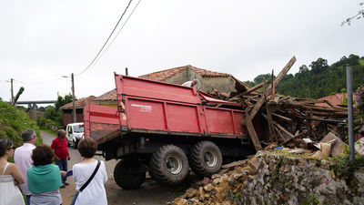 Mueren un niño de 10 años y su padre en un accidente de tractor en Arrojas, Asturias