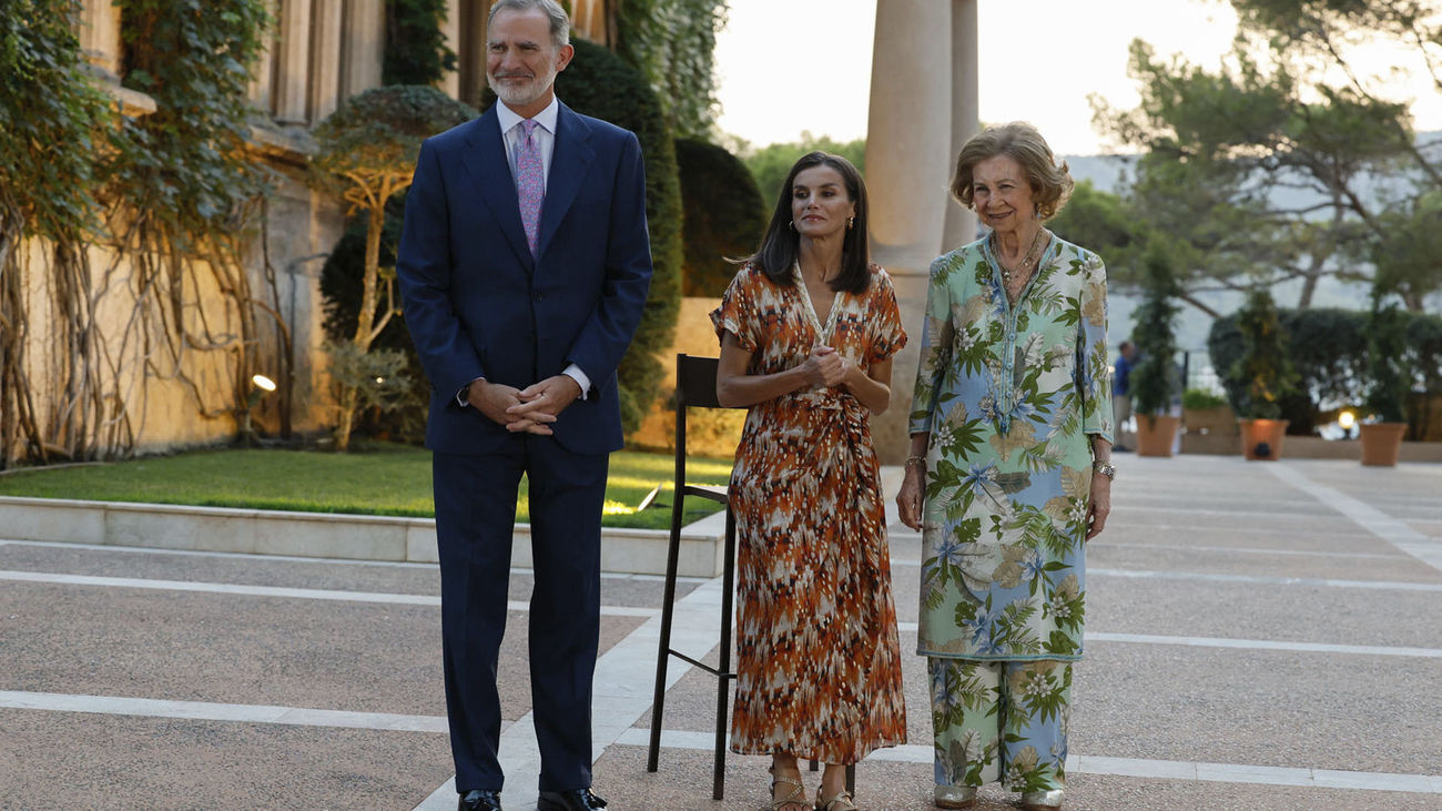 Los reyes Felipe y Letizia  y la reina Sofía durante la recepción con representantes de la sociedad balear