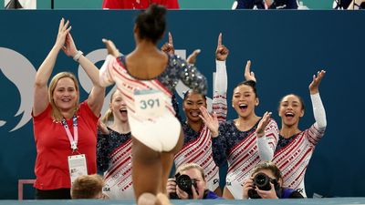 Simone Biles lleva a EEUU a la medalla de oro por equipos en gimnasia