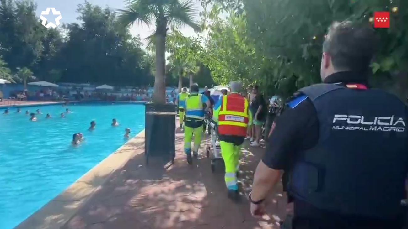 Llegada de los sanitarios a la piscina de Carabanchel donde se produjo el ahogamiento