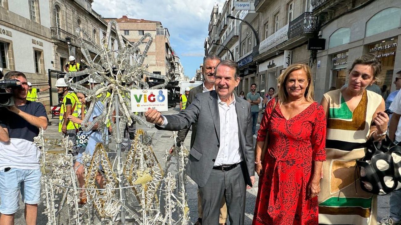 Montaje de la decoración navideña en Vigo, en pleno verano