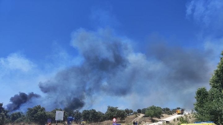 Extinguido el incendio en la Dehesa Boyal de Sanse que ha obligado a cerrar un polideportivo municipal