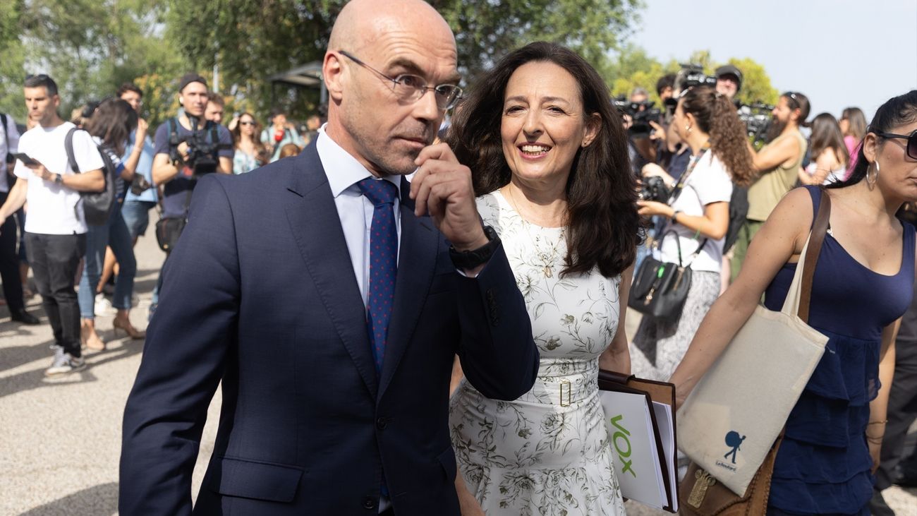 El coordinador jurídico de VOX, Jorge Buxadé, y la coordinadora nacional jurídica de Vox, Marta Castro, a su llegada al Palacio de La Moncloa, a 30 de julio de 2024,