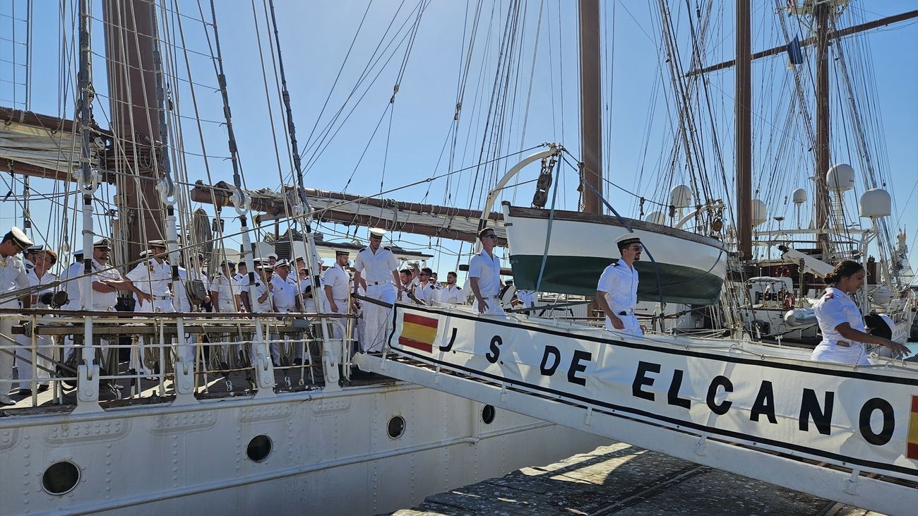 Estudiantes de la Escuela Naval Militar desembarcan en Cádiz tras siete meses a bordo del buque-escuela Juan Sebastián Elcano