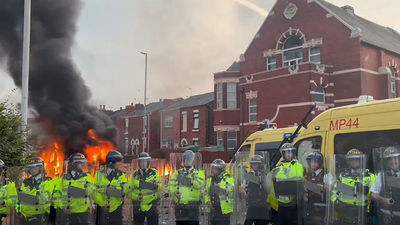 Más de 100 detenidos en Londres en protestas tras la muerte de las tres niñas apuñaladas en Southport