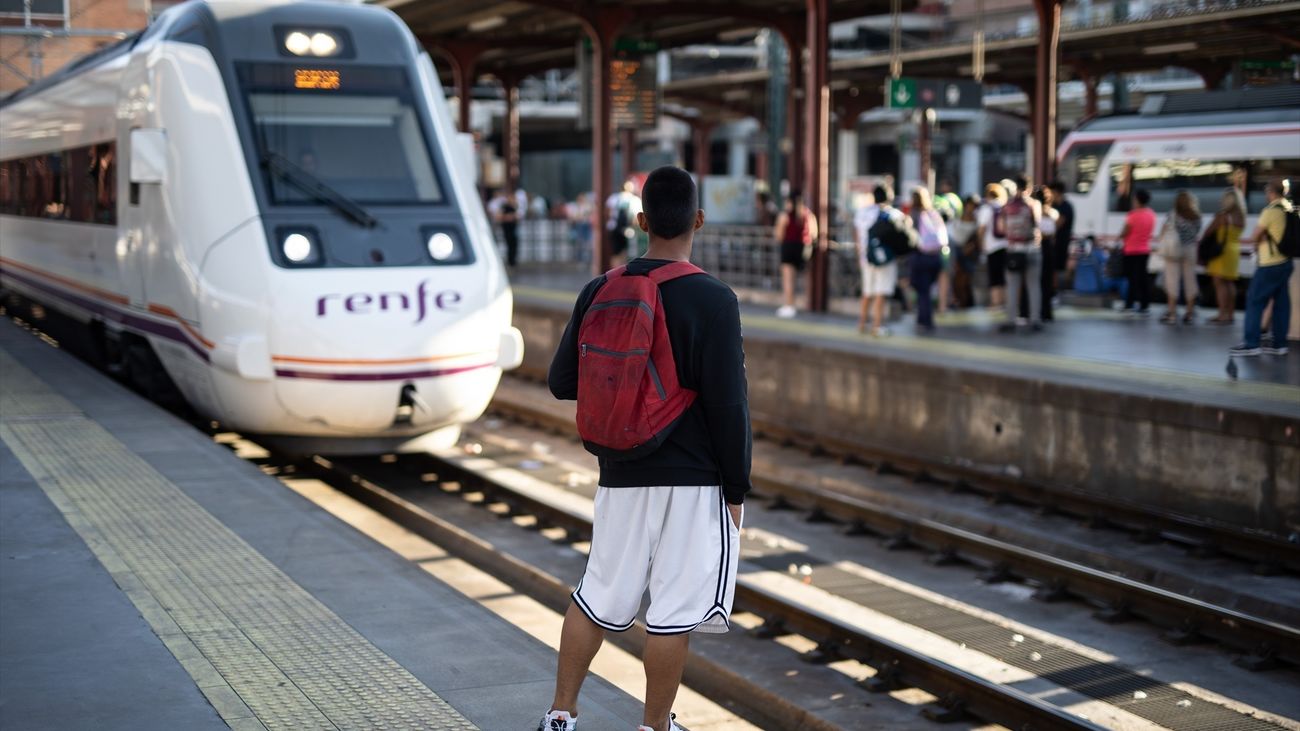 Viajeros en la estación de Cercanías de Chamartín