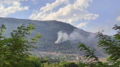 Una veintena de medios trabajan en un incendio declarado en El Espinar