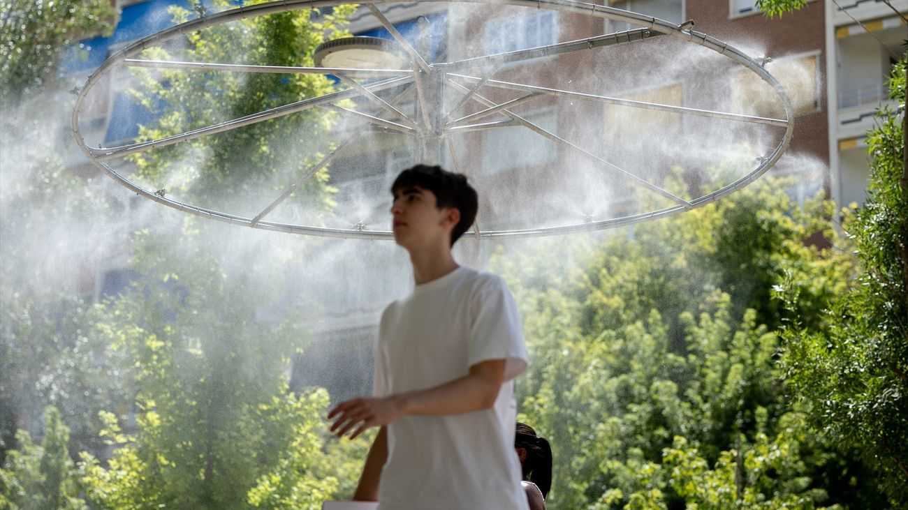 Un joven se refresca durante la ola de calor en Madrid