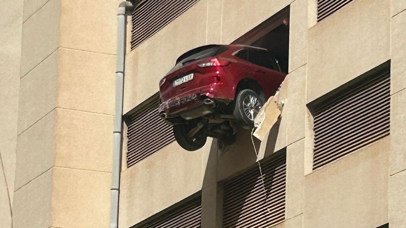 Un coche queda suspendido en la cuarta planta de un edificio en Ibiza