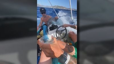 De las risas al llanto: se hace viral el hundimiento de un barco de amigos en Mallorca