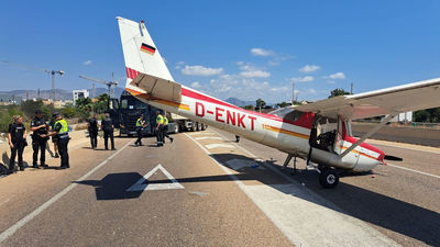 Un camión arrolla a una avioneta que aterrizó de emergencia en una vía de Castellón