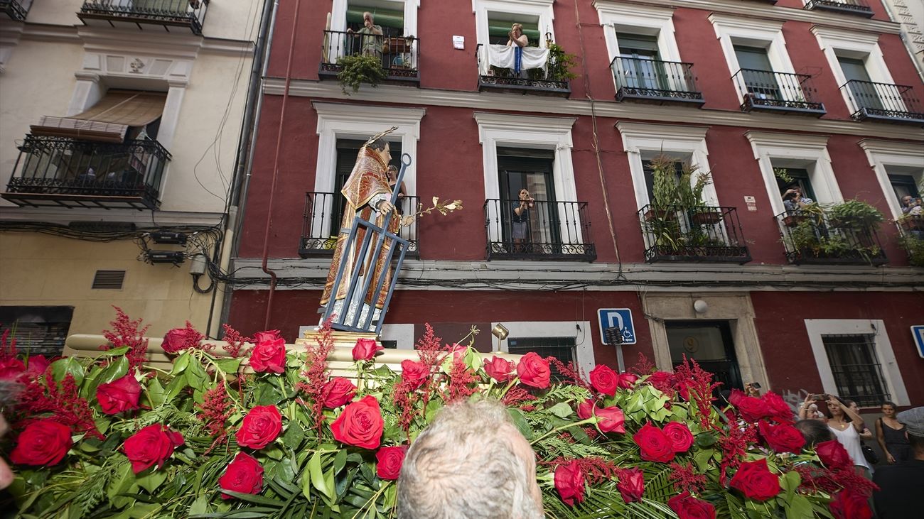 Procesión del santo de San Lorenzo tras una misa solemne