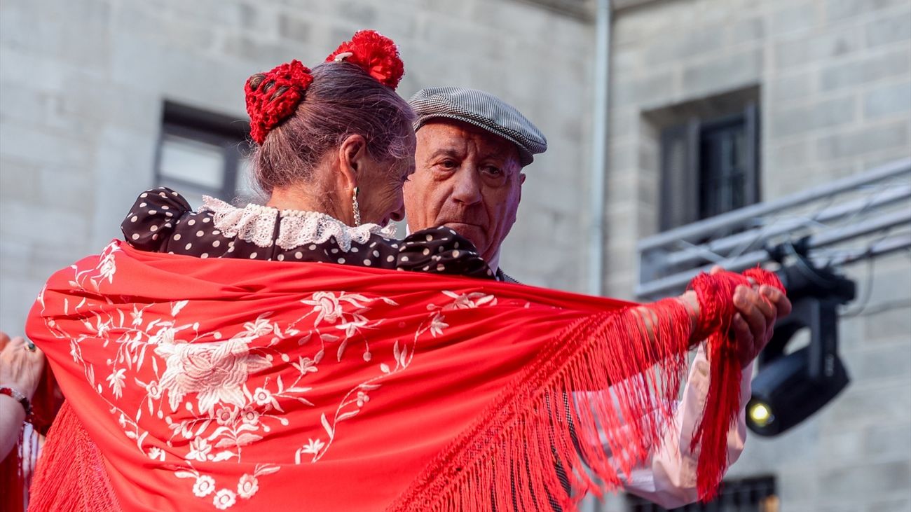 Actuación castiza de la Agrupación de madrileños y amigos los castizos durante la celebración de las Fiestas de La Paloma
