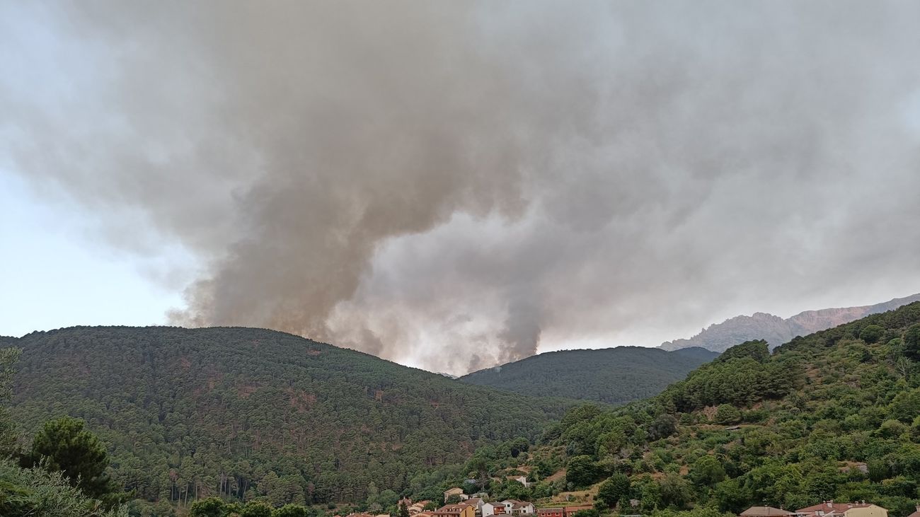 Los bomberos luchan contra un incendio declarado al sur de la sierra de Gredos