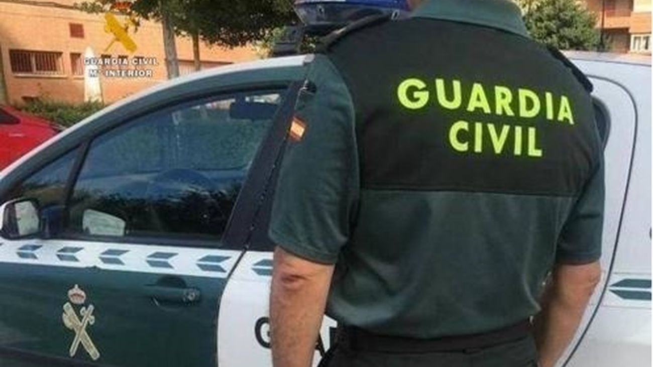 Agente y vehículo de la Guardia Civil