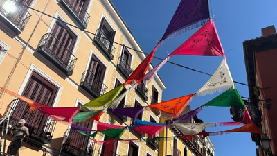 El corazón de Madrid se prepara para sus fiestas de verano con miles de mantoncillos coloreando los balcones