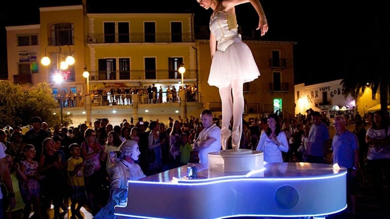 Pasacalles, música y espectáculos de luz llenarán la noche del sábado las calles con 'Moral en Blanco'