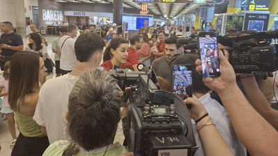 Carolina Marín recibida entre aplausos en Barajas