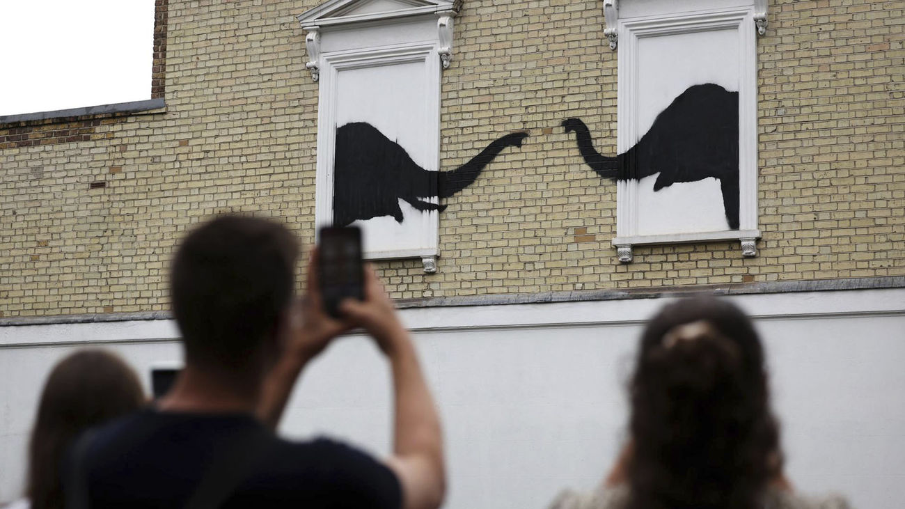 Obra de Banksy de dos elefantes en Londres