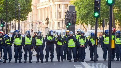 Londres moviliza miles de agentes para proteger los centros de inmigración ante posibles actos violentos