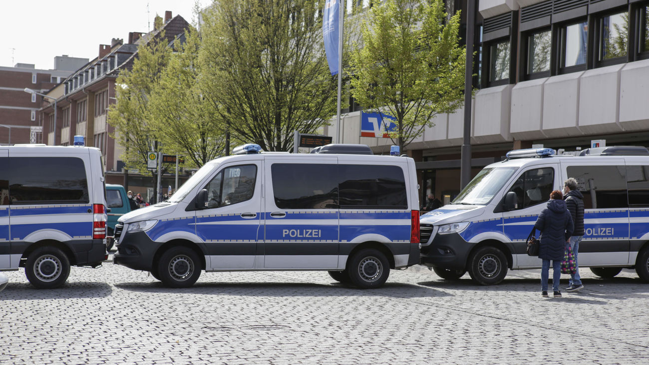 Efectivos policiales trabajan para rescatar a los atrapados en el derrumbe de Kröv