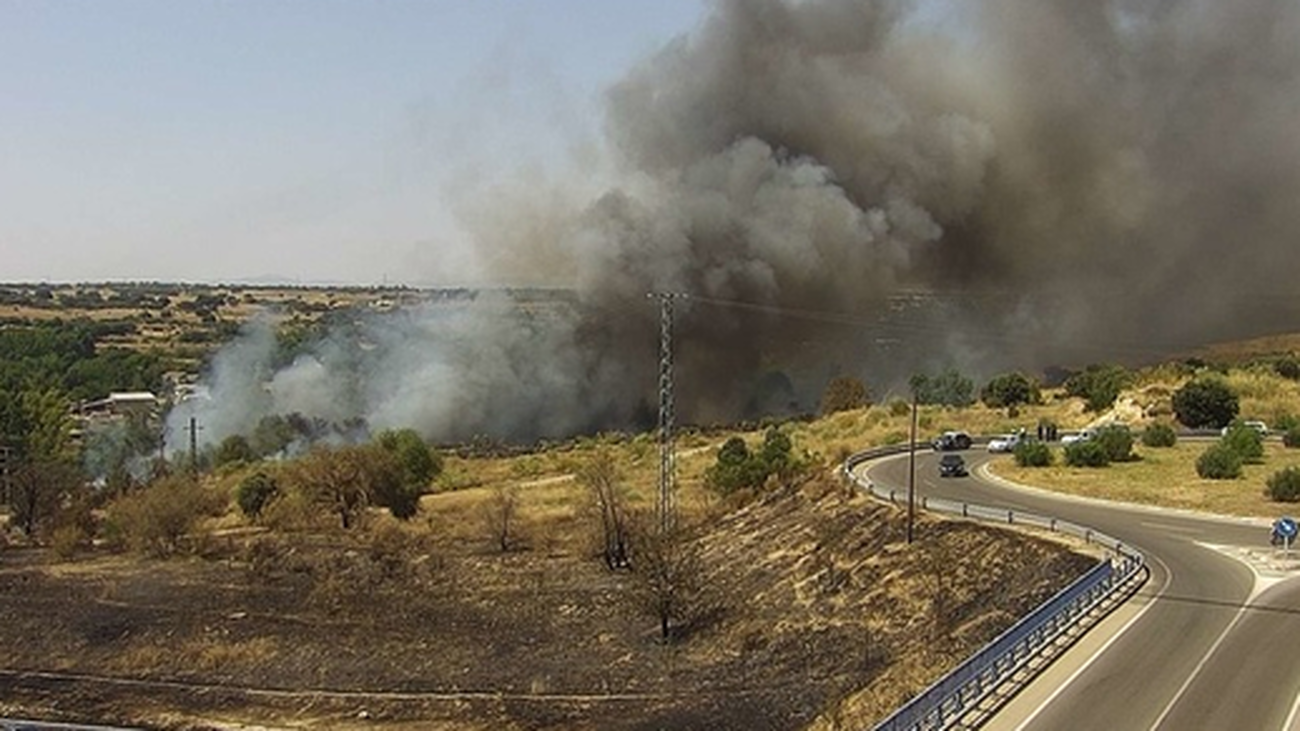 Bomberos trabajan en la extinción de un incendio de enseres y vegetación entre Móstoles y Arroyomolinos