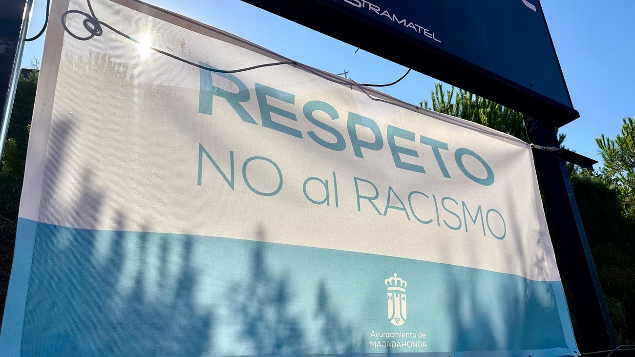 Pancarta contra el racismo en el deporte, campaña impulsada en Majadahonda