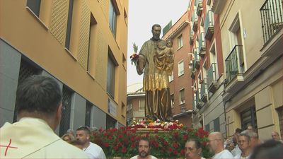 San Cayetano, patrón del pan y el trabajo, sale a la calle alabado por decenas de fieles