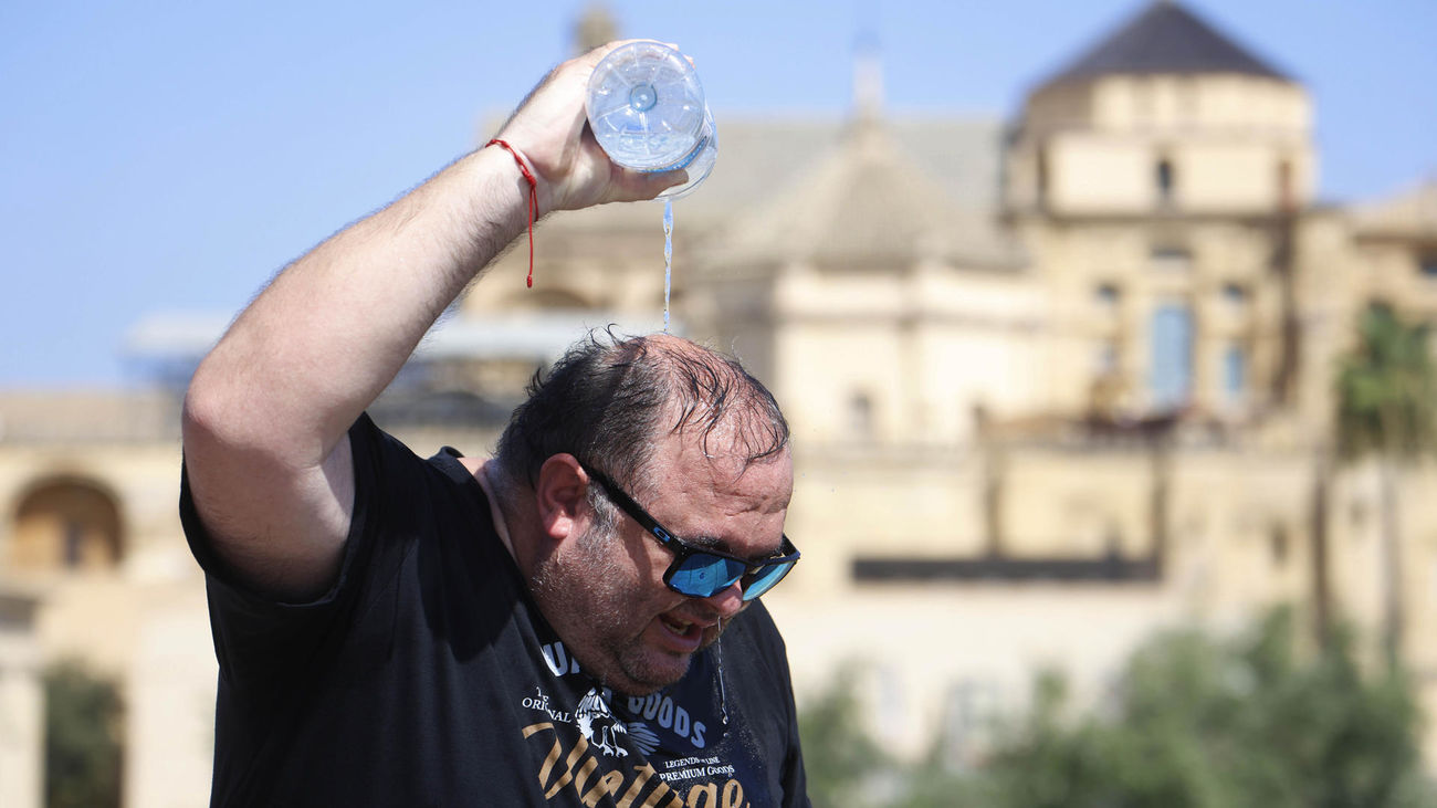 Una persona se refresca durante una ola de calor