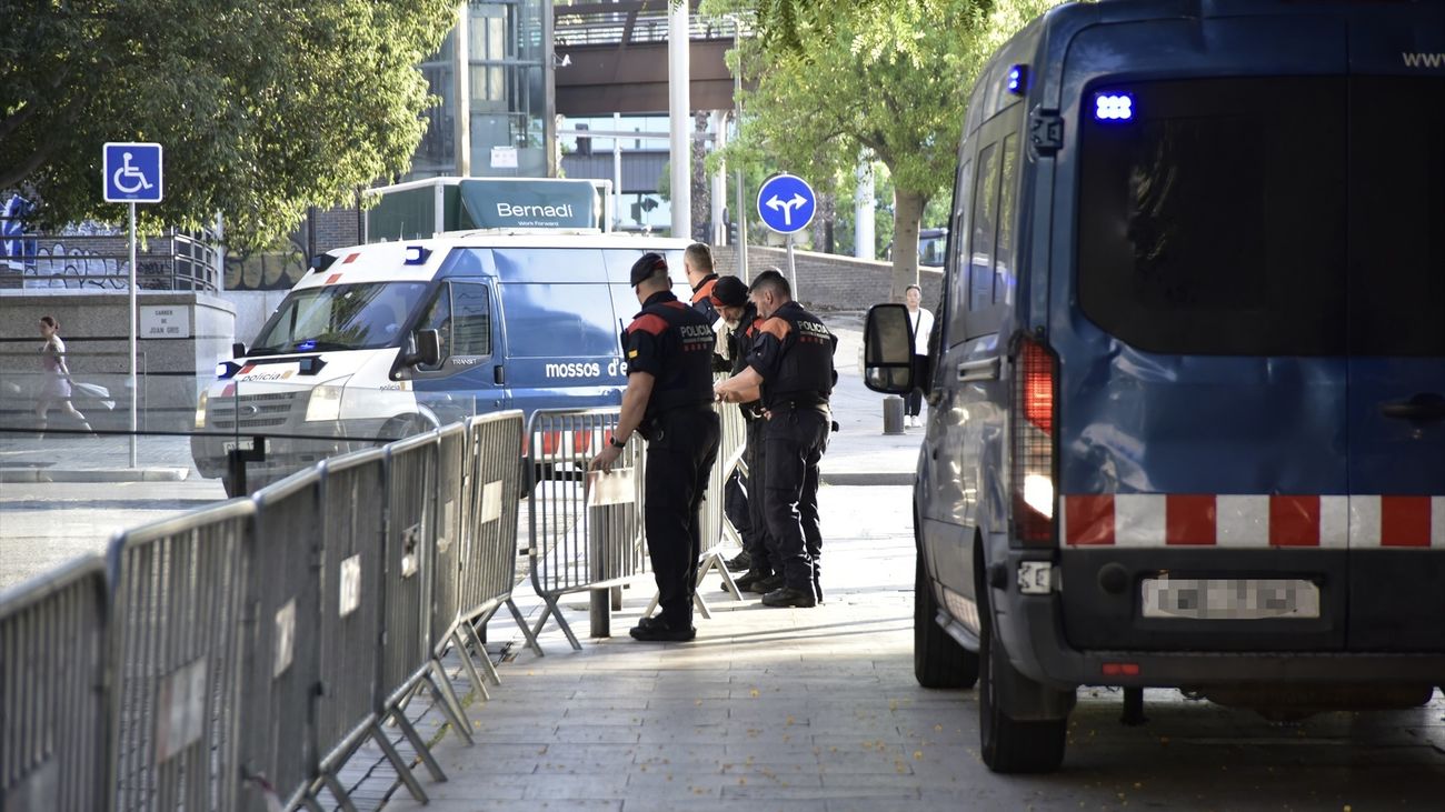 Agentes de los Mossos d' Esquadra en las inmediaciones del Parlament de Cataluña