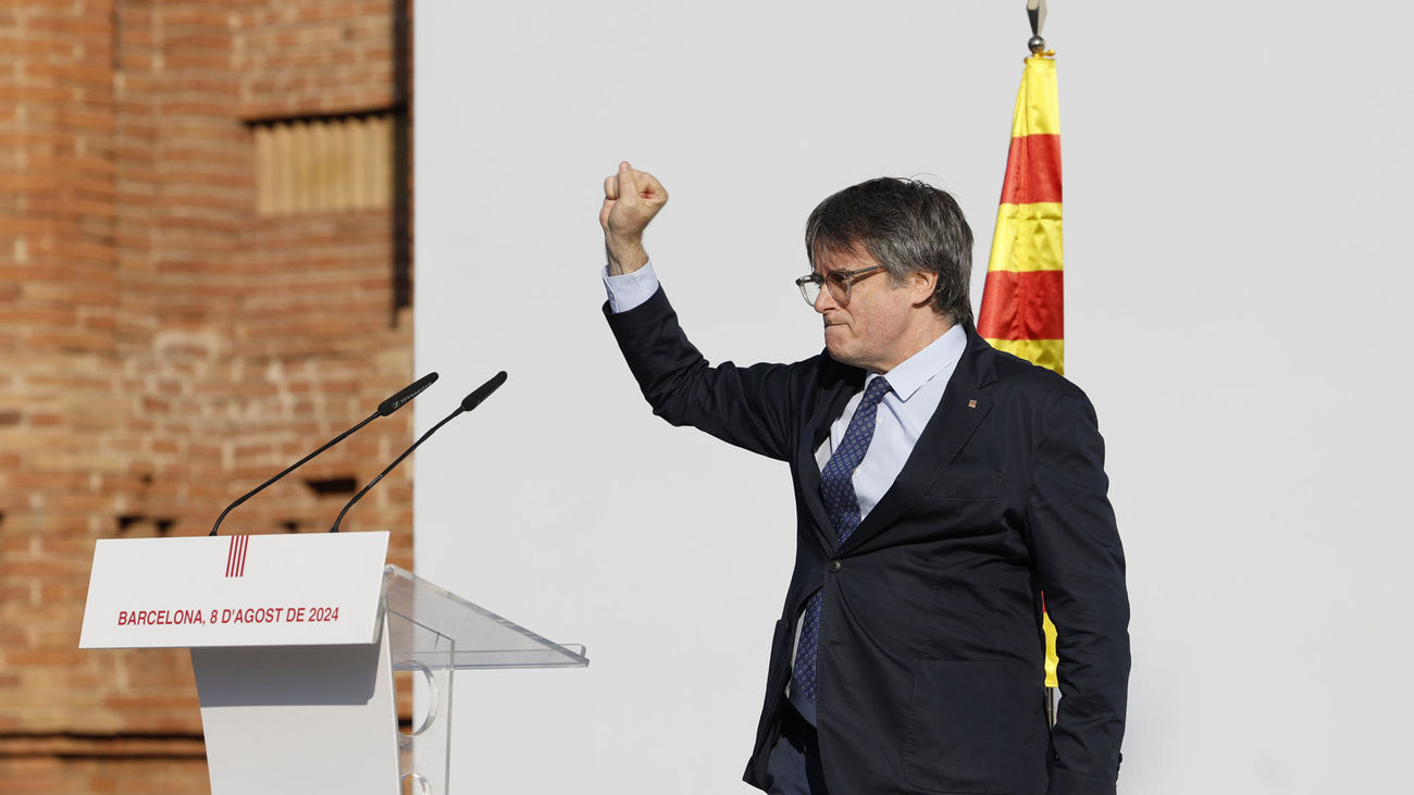 Carles Puigdemont interviene en el acto de bienvenida en el paseo Lluís Companys