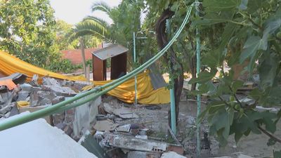 La demolición de una chabola obliga a una familia a saltar entre cascotes para entrar a su casa